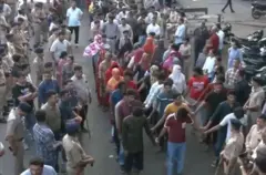 গুজরাতে বিশেষ অভিযান চালিয়ে যাদের ধরা হয়েছে বাংলাদেশি সন্দেহে, তাদের হাঁটিয়ে নিয়ে যাওয়া হচ্ছে - ফাইল ছবি