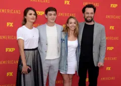 Os atores de The Americans, Keri Russell, Keidrich Sellati, Holly Taylor e Matthew Rhys
