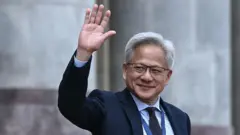 Jensen Huang, fundador e CEO da Nvidia, acena após uma cerimônia de boas-vindas ao presidente dos EUA, Donald Trump, no Grande Salão do Povo, em Pequim, em 14 de maio de 2026.