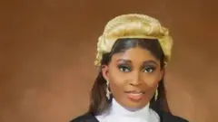 Aworan Amofin tuntun, Onyesom Peace Udoka ti awọn ajinigbe ji gbe. O wọsọ awọn lọya o si de fila wọn. Obinrin lọya naa de wiigi igbalode, o le yẹti, oju rẹ mọlẹ kedere bo ṣe n rẹrin-in musẹ ninu fọto yii.