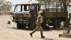 Wani jami'in soja rike da bindiga a kusa da wata motar soji da hari ya ona