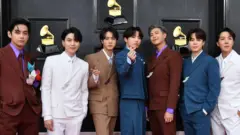 P﻿ara personel BTS saat menghadiri Penghargaan Grammy, April 2022.