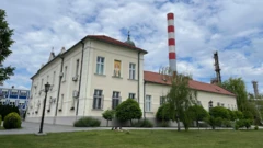Konak manastrira i iza njega dimnjak rafinerije