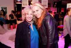 Erica Jong e Molly Jong-Fast juntas, olhando para a câmera