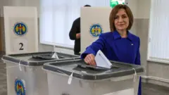 Президентка Молдови Мая Санду голосує на виборчій дільниці під час парламентських виборів у Кишиневі