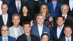 Chloé Zhao e Steven Spielberg na foto oficial do Oscar de 2026