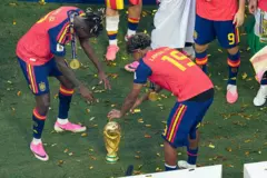 Nico Williams e Lamine Yamal comemorando o título da Copa do Mundo
