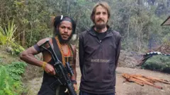 Pilot Susi Air asal Selandia Baru Philip Mark Mehrtens (kanan) disandera sayap militer Organisasi Papua Merdeka (OPM) pimpinan Egianus Kogoya di wilayah Kabupaten Nduga, Provinsi Papua Pegunungan.