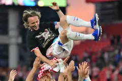 Luka Modrić u vazduhu jer ga dižu saigrači