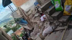 Vista de una casa dañada en El Junquito.