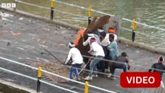 கல் வீசிக்கொள்ளும் கிராம மக்கள்