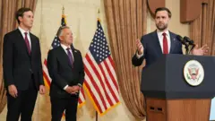 JD Vance basın toplantısı düzenlerken 