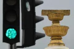 การผ่านร่างแก้ไขรัฐธรรมนูญในวาระที่ 2 กำหนดให้ใช้ “เสียงข้างมาก” ของรัฐสภา แต่ในวาระ 3 ต้องใช้เสียง “เกินกึ่งหนึ่ง” ของรัฐสภา และต้องมีเสียง สว. เห็นด้วยไม่น้อยกว่า 1 ใน 3 ของสมาชิกทั้งหมดเท่าที่มีอยู่ของวุฒิสภา หรือ 66 เสียง จาก สว. ที่ปฏิบัติหน้าที่ได้ 198 คน