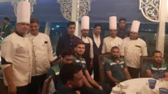 डिनर करती पाकिस्तान की टीम