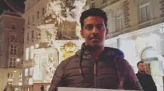 ወደብ ቴድሮስ ኣብ ጐደና ደው ኢሉ ታቤላ ሒዙ