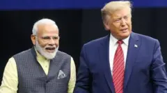 22 सप्टेंबर, 2019 ला अमेरिकेत ह्यूस्टनमध्ये झालेल्या 'हाऊडी मोदी' कार्यक्रमात हातात हात घेतलेले भारताचे पंतप्रधान नरेंद्र मोदी आणि अमेरिकेचे राष्ट्राध्यक्ष डोनाल्ड ट्रम्प