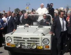 Papa defendeu imigrantes - em 2013, logo após assumir o Vaticano, ele foi à ilha italiana da Lampedusa, destino de milhares de imigrantes e refugiados vindos da África.