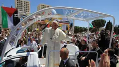 El papa Francisco en el papamóvil en Belén en 2014