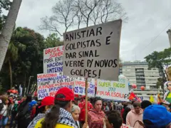 'Anistiar golpistas é dar sinal verde para novos golpes!', diz o cartaz de manifestante no ato da esquerda na Praça da República, em São Paulo