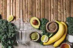 Couve, limão, banana e outros alimentos.