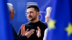 Антоніо Кошта, президент Європейської ради, Володимир Зеленський, президент України, та Урсула фон дер Ляєн, президентка Європейської комісії, прибувають на спеціальне засідання Європейської ради в Брюсселі, 6 березня 2025 року.