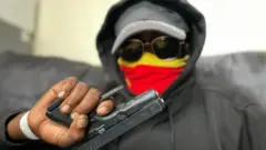 Kenya, vyagaragaye ko bamwe mu ba polisi bafise uruhara mu nkoho zikwiragiye mu ba ‘civiles’.