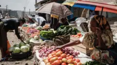 ኣብ መቐለ ዕዳጋ ሰኑይ ኣሕምልቲ ዝሸጣ ደቂ ኣንስትዮ 21 ሰነ 2021