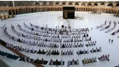 করোনাভাইরাসের সংক্রমণের কারণে গত বছর মাত্র কয়েক হাজার মানুষ হজে অংশ নেয়ার সুযোগ পেয়েছিলেন।