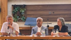 Sırasıyla İmralı Sekreteryası üyesi Çetin Arkaş, DEM Parti İmralı Heyeti üyesi Mithat Sancar, ve siyasetçi Gülten Kışanak bir masanın etrafında oturuyor.