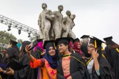 উচ্চশিক্ষায় পুরুষের চেয়ে পিছিয়ে নারী শিক্ষার্থীরা 