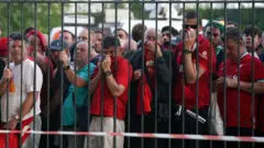 የሊቨርፑል ደጋፊዎች ከሪያል ማድሪድ ጋር ከነበረው የሻምፒየንስ ሊግ ፍጻሜ ጨዋታ በፊት ከስታድ ዲ ፍራንስ ስታዲየም ውጪ ተሰባስበው