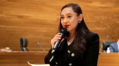Eileen Wang sostiene un micrófono