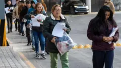 強制送還の対象となった人々（21日、メキシコの国境都市ティフアナ）