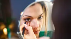 கண் மை பயன்படுத்துவதால் புற்றுநோய் வரக்கூடுமா? மருத்துவர்கள் சொல்வது என்ன?