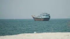 ሓንቲ ጃልባ ኣብ ከባቢ መጻብቦ ሆርሙዝ