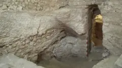 مدخل المنزل نحت في الصخر.