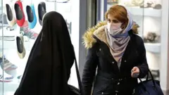 Üzü maskalı qadın