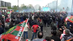 Diyarbakır'da meydana kurulan ekranda maç izleyen binlerce kişi