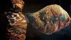 Dos de las esculturas de Judith Scott