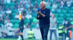 Jose Mourinho saha kenarında futbolculara taktik verirken görülüyor