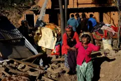 भूकम्पपछि आत्तिएकी महिला