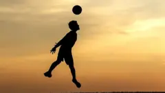 طفل يضرب كرة برأسة