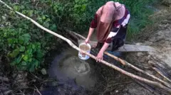 air parit untuk mencuci baju di Kabupaten Aceh Tamiang, Aceh, Jumat (05/12).