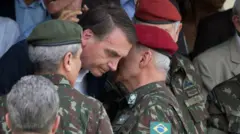 O ex-presidente Jair Bolsonaro conversa com o general Luiz Eduardo Ramos, que foi ministro-chefe da Casa Civilapostar 3 reaisseu governo