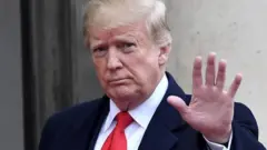 A yau ne Donald Trump zai bar fadar White House a matsayinsa na shugaban Amurka bayan cikikar wa'adinsa. To ko me zai faru da shi bayan barin ofis din a yau?