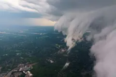 Imagem aérea mostrando nuvens de tempestade se movendo pela área metropolitana de Washington, D.C.