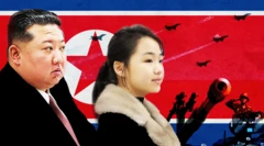كيم جونغ أون وابنته وفي الخلفية علم كوريا الشمالية وطائرات حربية وعلى اليمين جندي يقدم التحية العسكرية