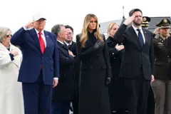 طائرة تقل جنوداً أمريكيين قُتلوا في الضربات الإيرانية الانتقامية تصل إلى دوفر