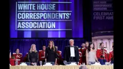 صحنه، پیش از آنکه شلیک گلوله در خارج از سالن مراسم را به هم بزند، با حضور ترامپ و همسرش