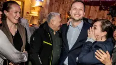 Jens Frederik Nielsen, en el centro, líder del Partido Demokraatit de Groenlandia, acompañado de partidarios